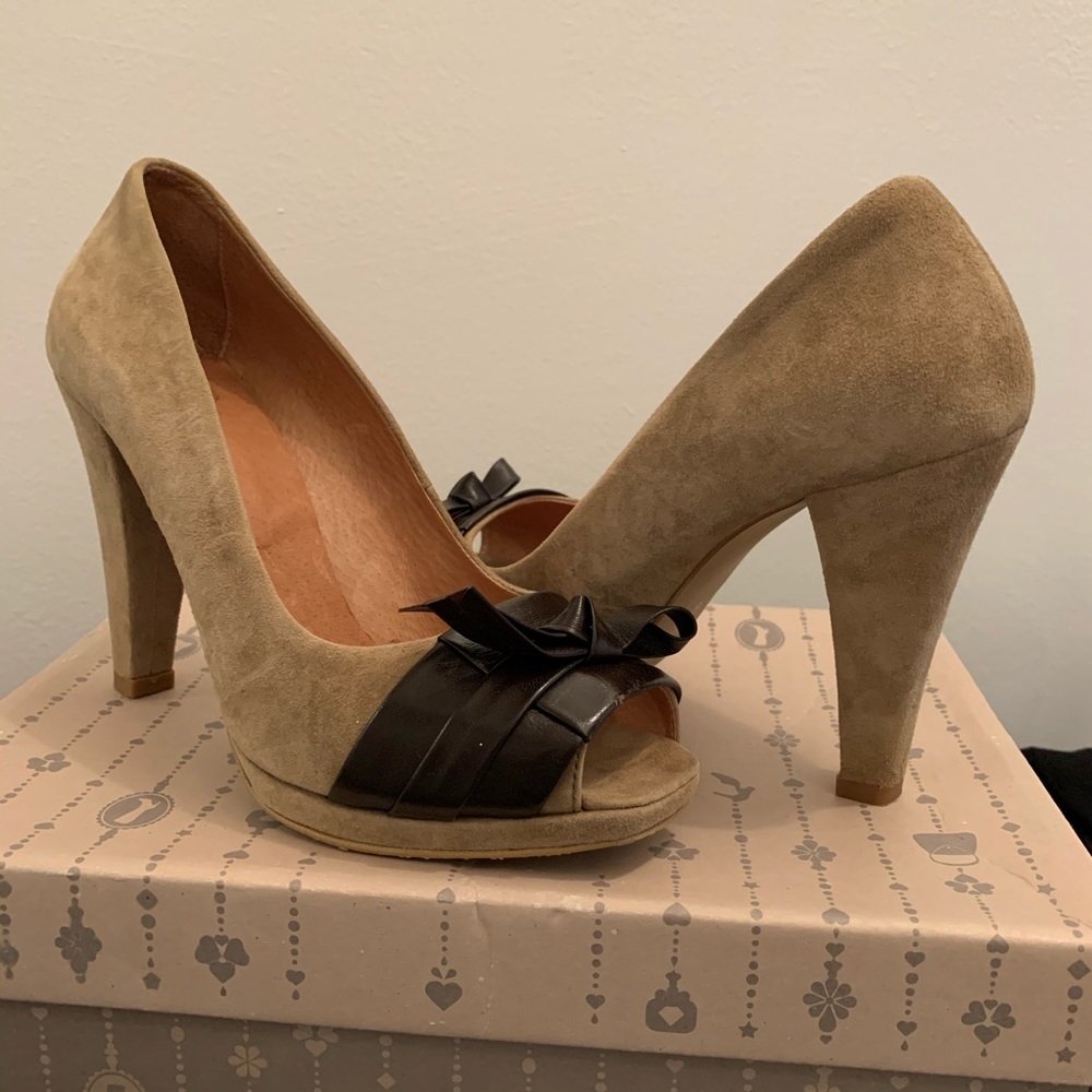 DUO Othello Taupe Suede Peep-toe Heels 8W (EUC)